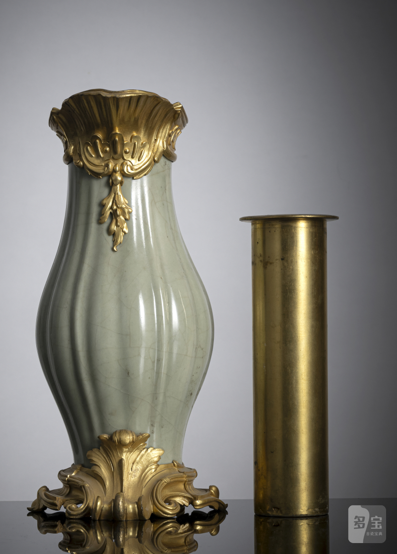 A ribbed porcelain celadon vase in a fine ormolu mount - 图3